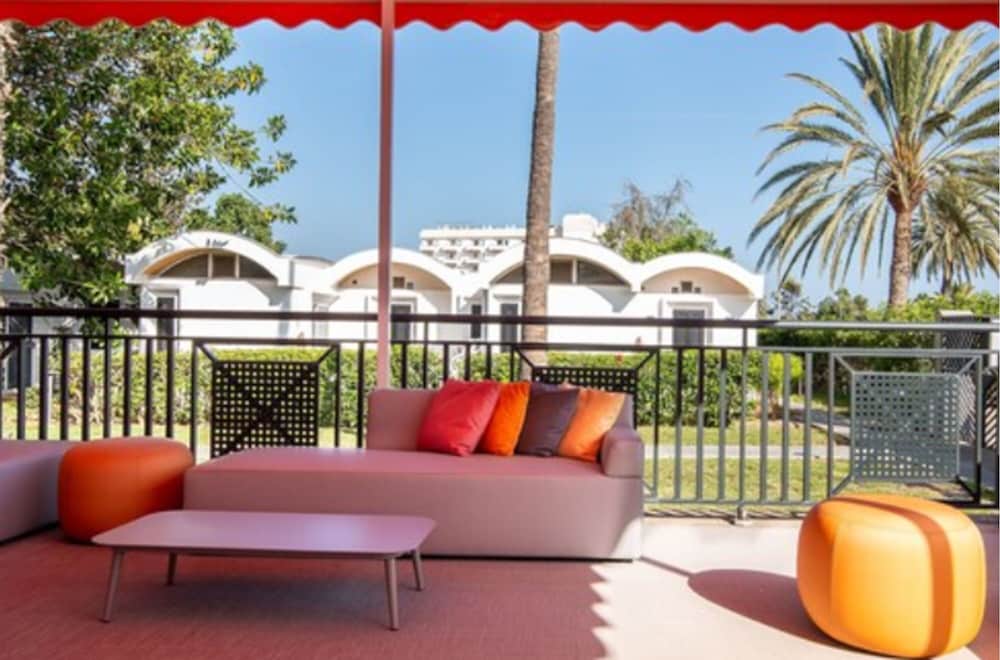 Bungalows Cordial Biarritz — Hotel building in Playa del Ingles, Canary Islands