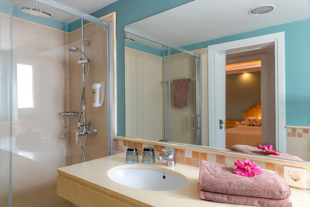 Bungalows Cordial Biarritz — Hotel rooms in Playa del Ingles, Canary Islands