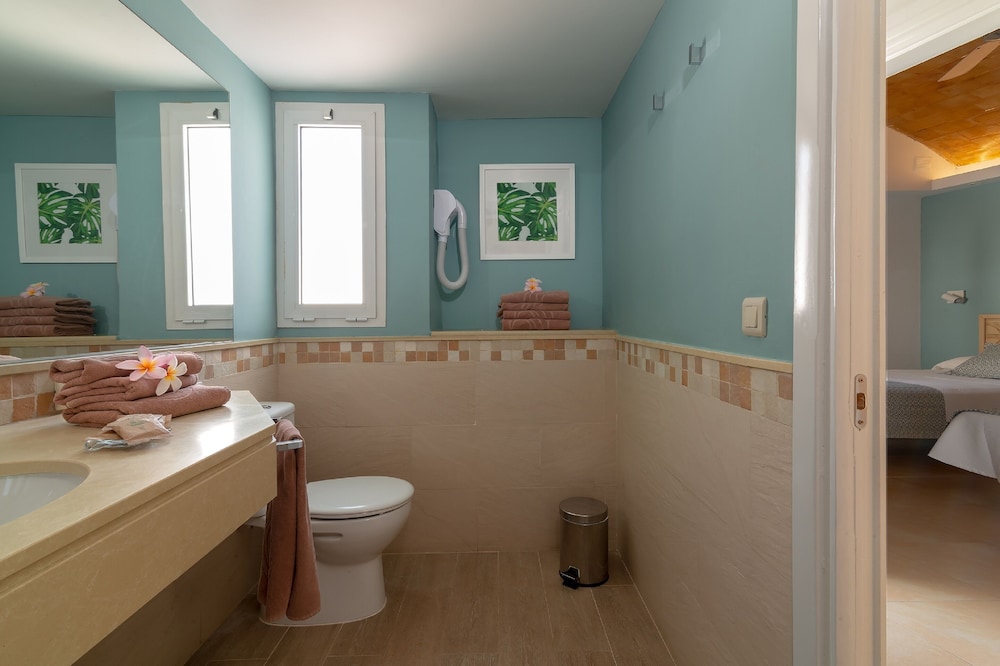 Bungalows Cordial Biarritz — Hotel rooms in Playa del Ingles, Canary Islands