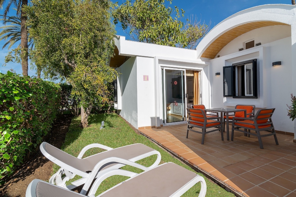 Bungalows Cordial Biarritz — Hotel building in Playa del Ingles, Canary Islands
