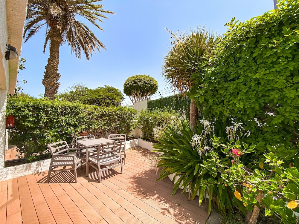 Bungalows Cordial Biarritz — Hotel building in Playa del Ingles, Canary Islands