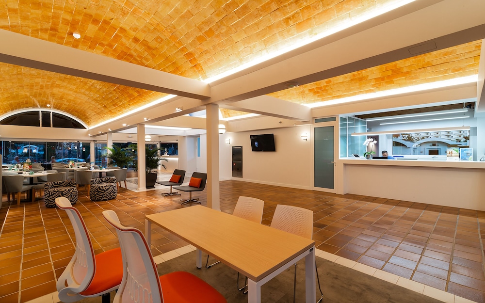 Bungalows Cordial Biarritz — Hotel building in Playa del Ingles, Canary Islands