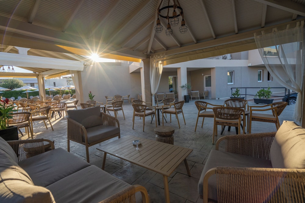 CNic Gemini Hotel — Restaurant & bars in Moraitika, Ionian Islands