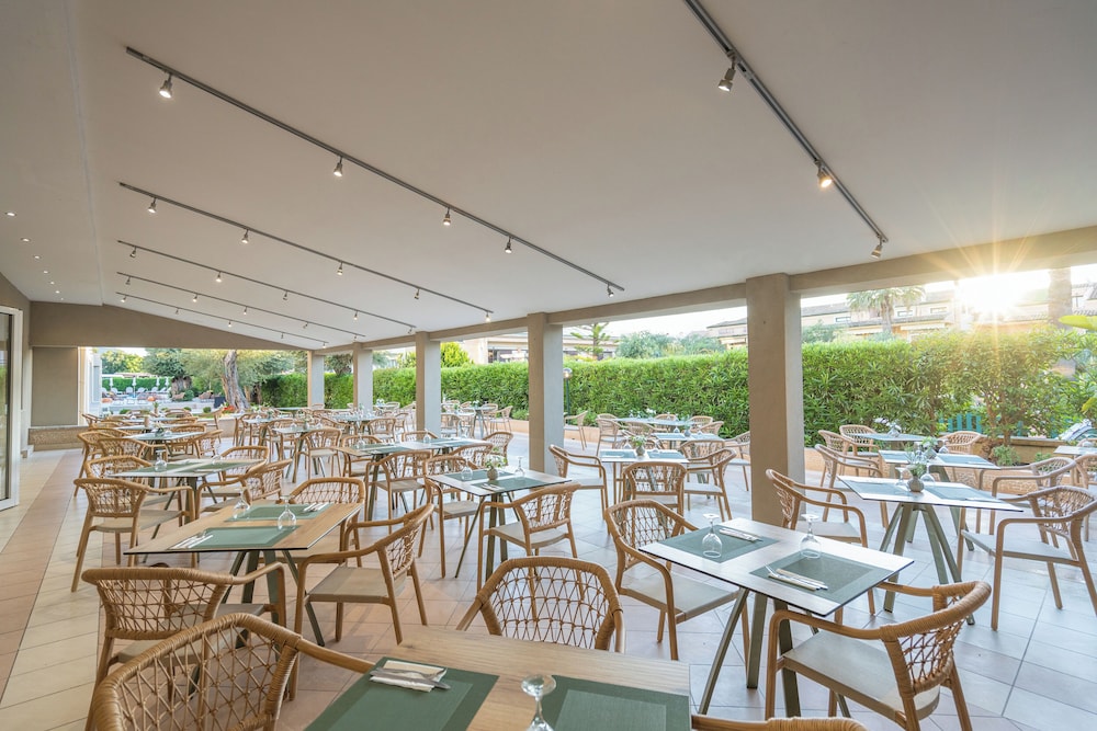 CNic Gemini Hotel — Restaurant & bars in Moraitika, Ionian Islands