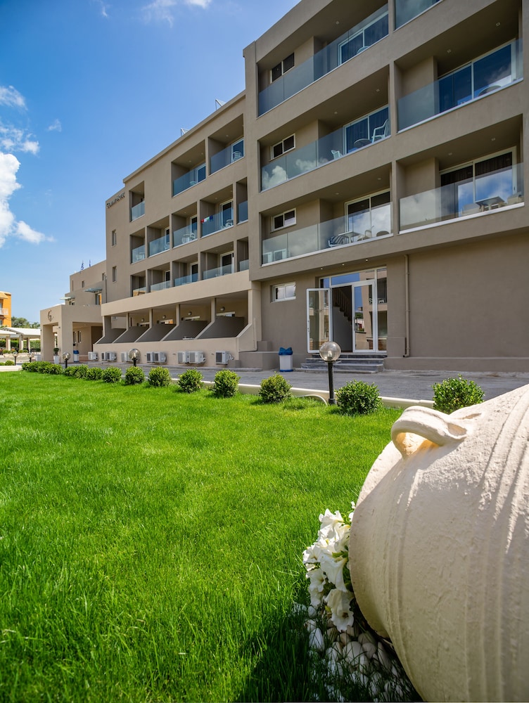 CNic Gemini Hotel — Hotel building in Moraitika, Ionian Islands