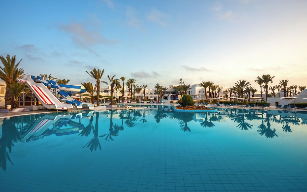 El Mouradi Djerba Menzel — Swimming pool in Aghir, Medenine
