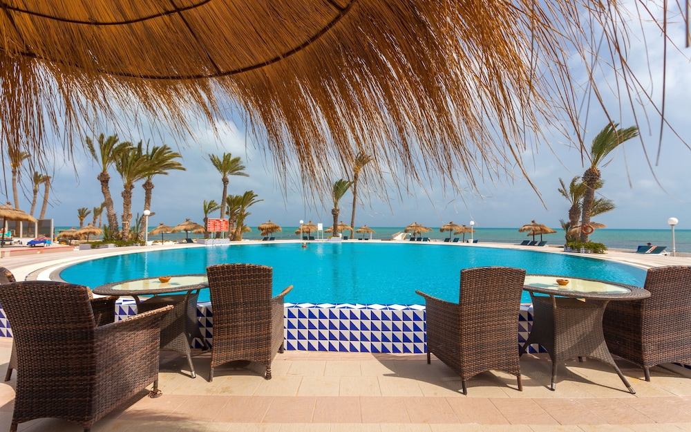 El Mouradi Djerba Menzel — Swimming pool in Aghir, Medenine