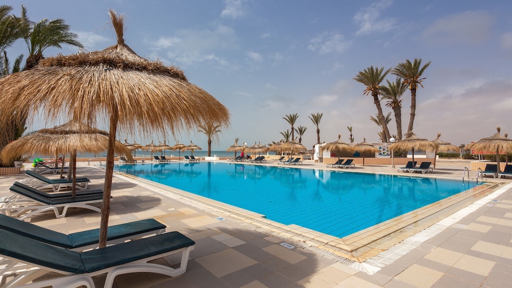 El Mouradi Djerba Menzel — Swimming pool in Aghir, Medenine