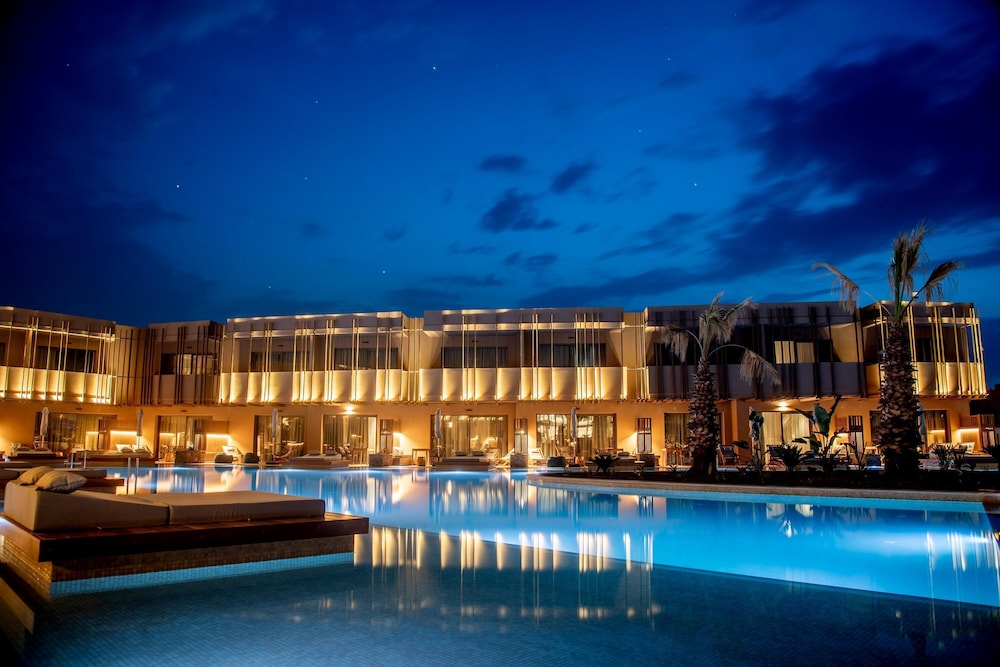 Senseana Sea Side Resort & Aquadventure - All Inclusive — Hotel building in Analipsi
