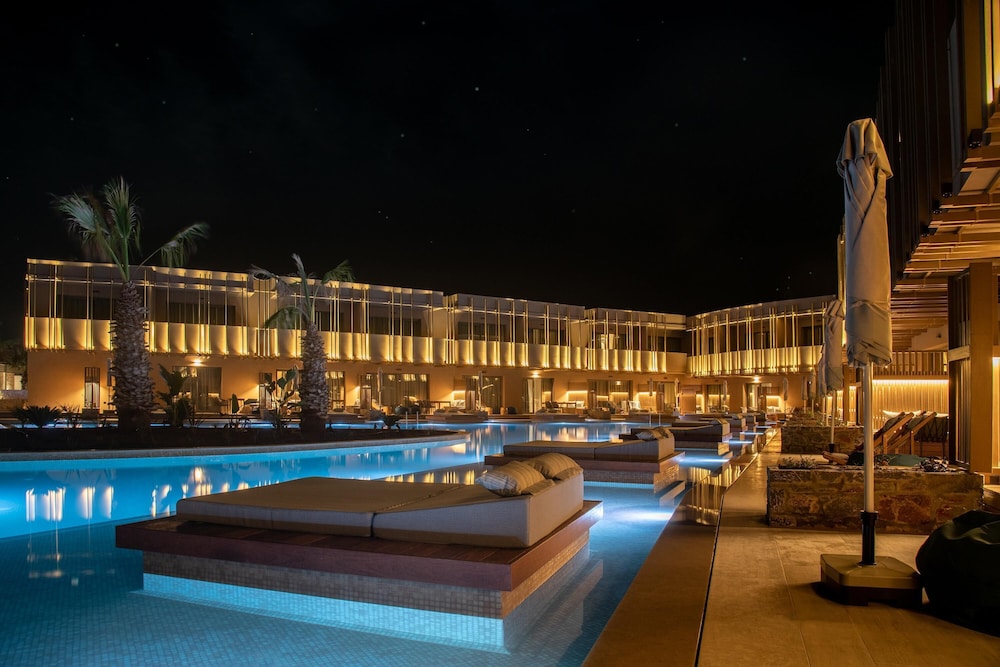 Senseana Sea Side Resort & Aquadventure - All Inclusive — Hotel building in Analipsi