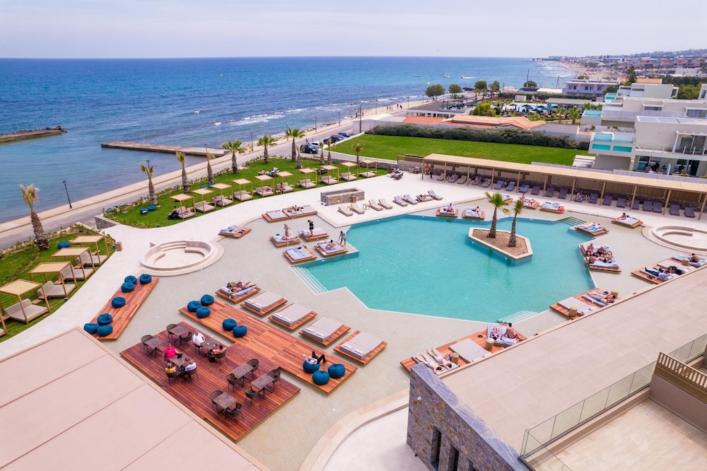 Senseana Sea Side Resort & Aquadventure - All Inclusive — Swimming pool in Analipsi