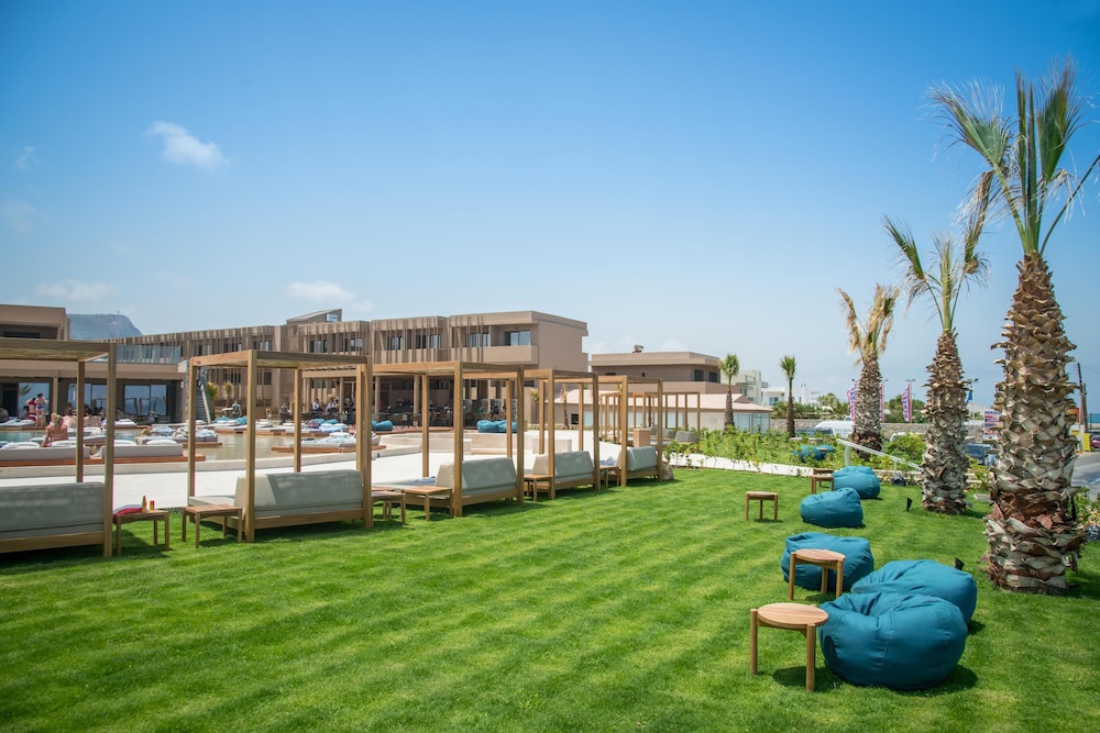 Senseana Sea Side Resort & Aquadventure - All Inclusive — Hotel building in Analipsi