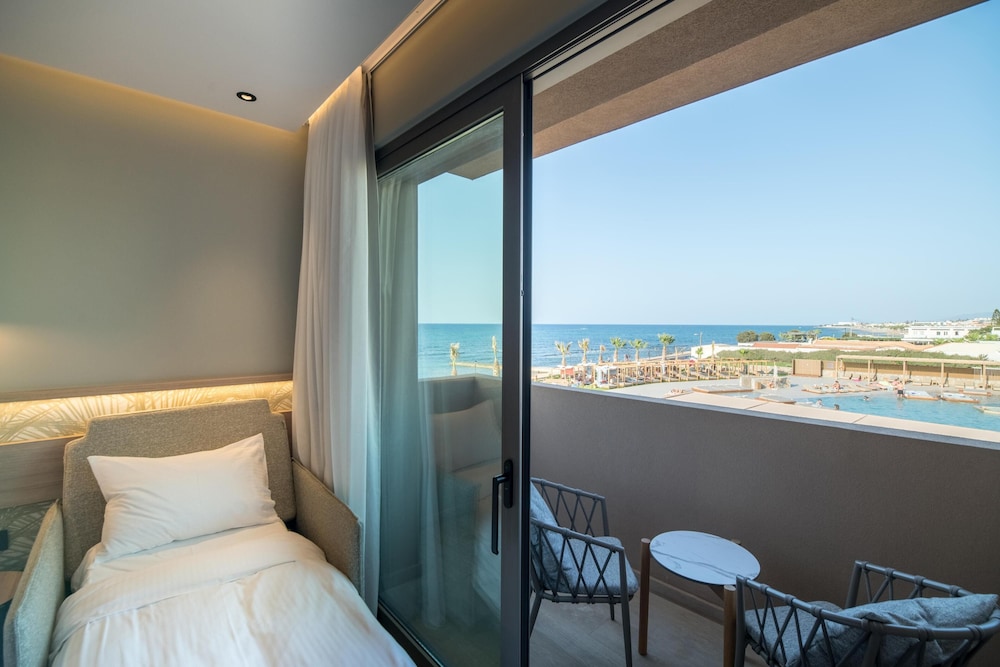 Senseana Sea Side Resort & Aquadventure - All Inclusive — Hotel rooms in Analipsi
