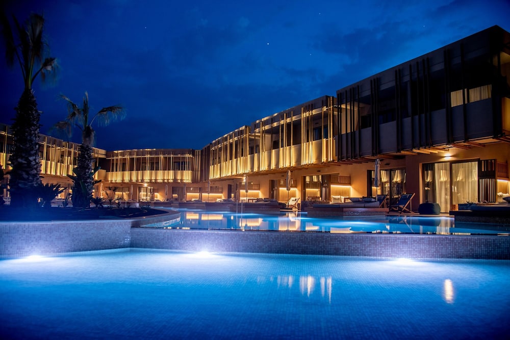 Senseana Sea Side Resort & Aquadventure - All Inclusive — Hotel building in Analipsi
