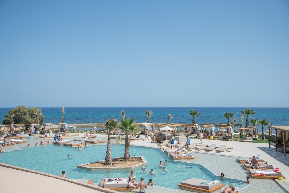 Senseana Sea Side Resort & Aquadventure - All Inclusive — Swimming pool in Analipsi