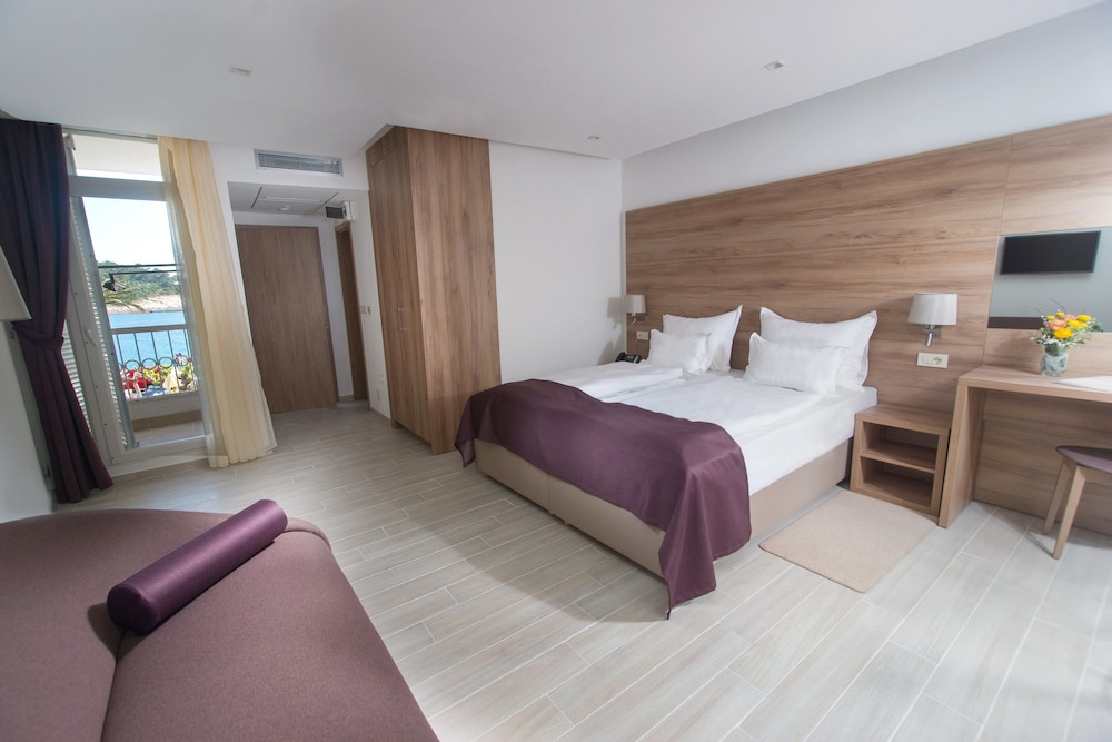 Hotel Biokovo — Hotel rooms in Makarska, Split-Dalmatia