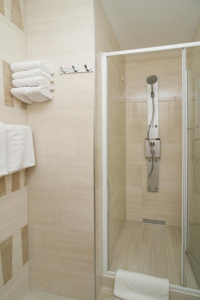 Hotel Biokovo — Hotel rooms in Makarska, Split-Dalmatia
