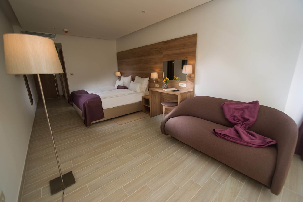 Hotel Biokovo — Hotel rooms in Makarska, Split-Dalmatia