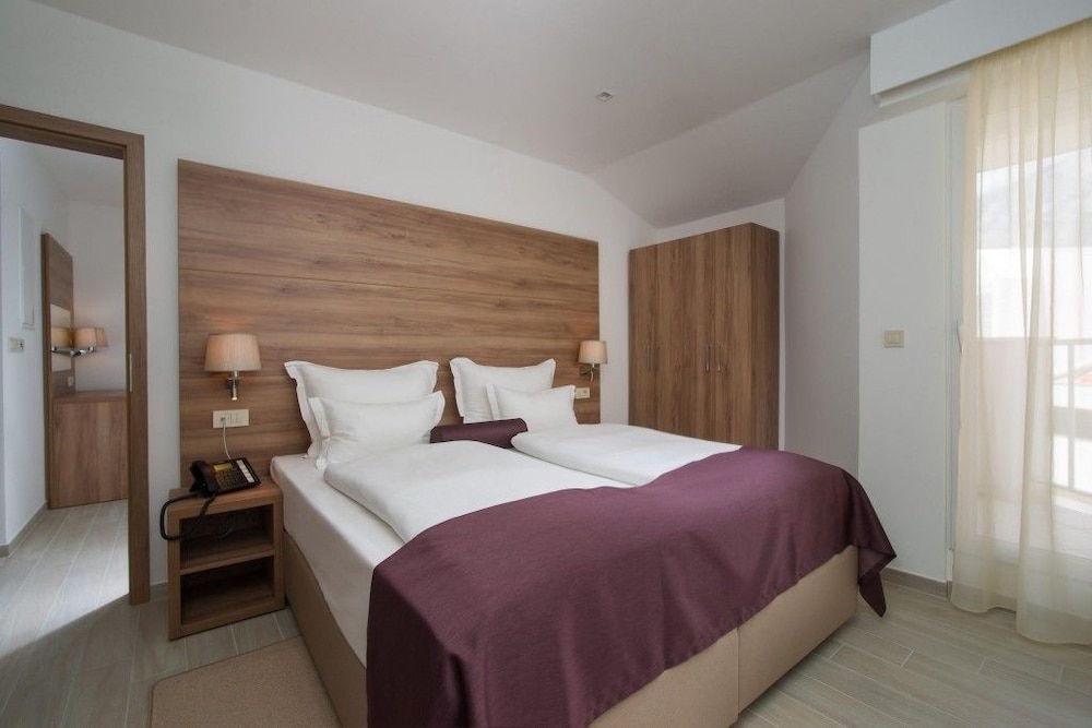 Hotel Biokovo — Hotel rooms in Makarska, Split-Dalmatia