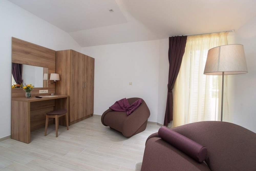 Hotel Biokovo — Hotel rooms in Makarska, Split-Dalmatia