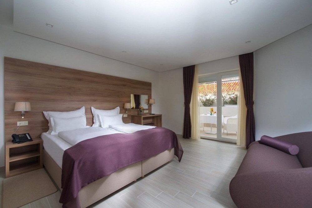 Hotel Biokovo — Hotel rooms in Makarska, Split-Dalmatia