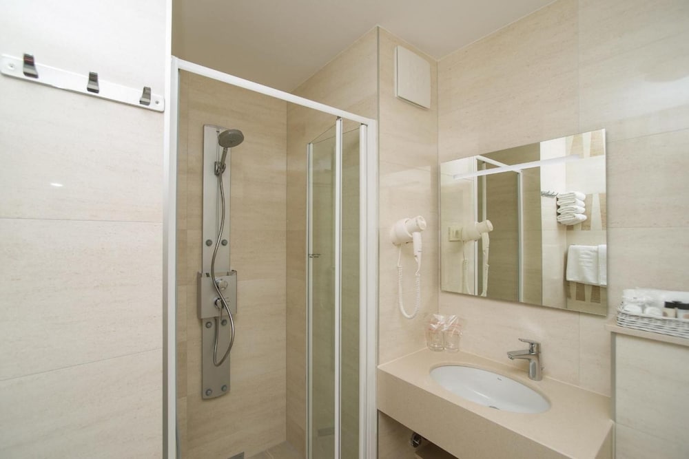 Hotel Biokovo — Hotel rooms in Makarska, Split-Dalmatia
