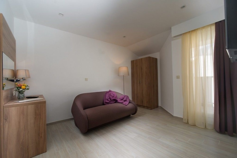 Hotel Biokovo — Hotel rooms in Makarska, Split-Dalmatia