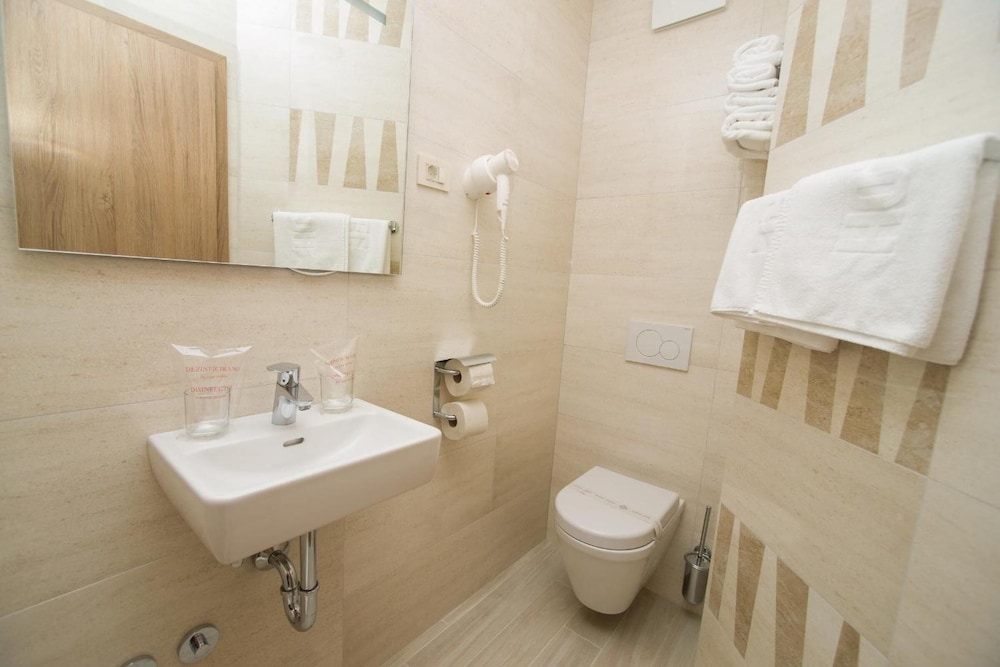 Hotel Biokovo — Hotel rooms in Makarska, Split-Dalmatia