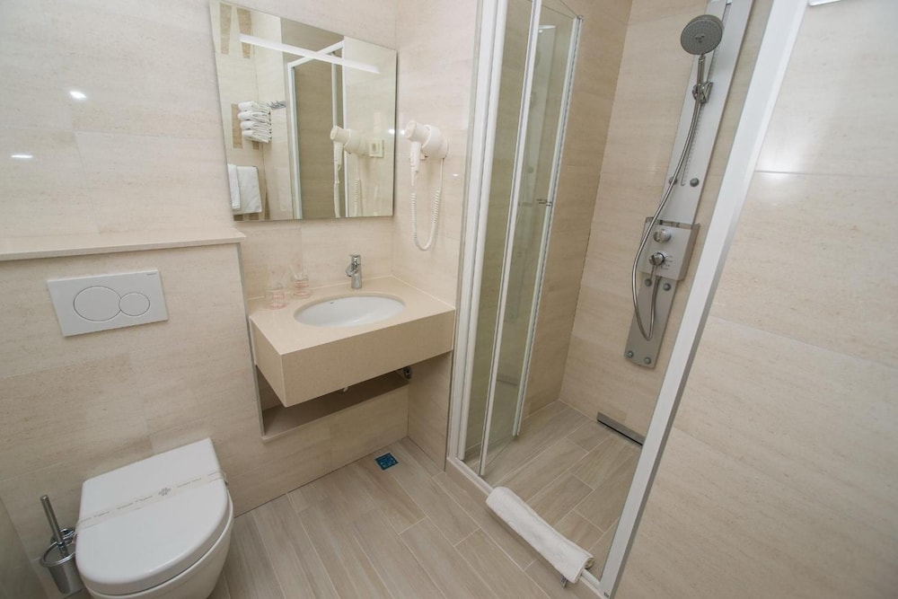 Hotel Biokovo — Hotel rooms in Makarska, Split-Dalmatia