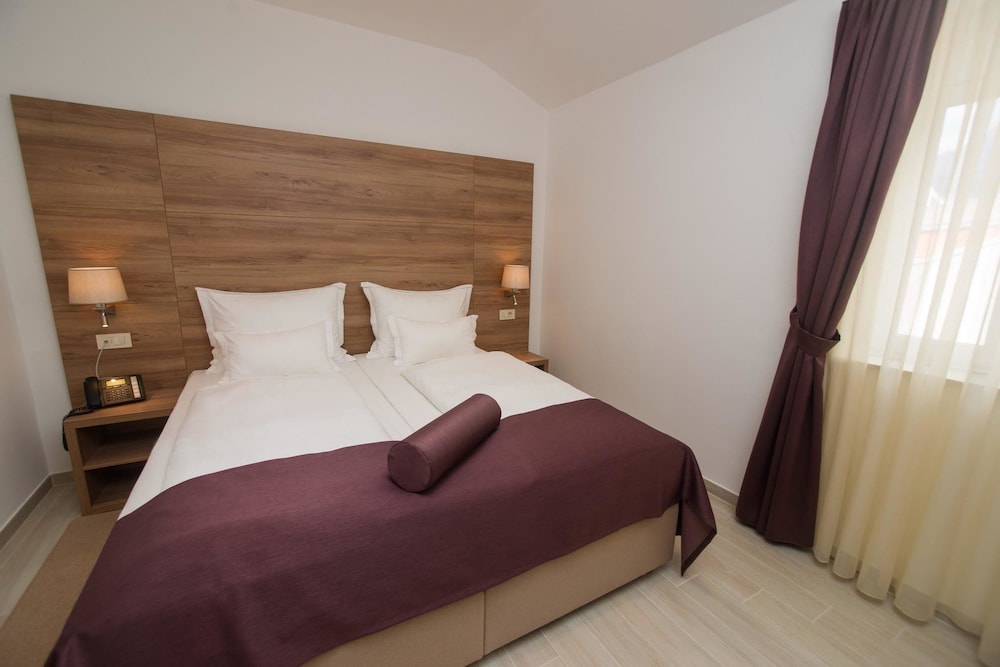 Hotel Biokovo — Hotel rooms in Makarska, Split-Dalmatia