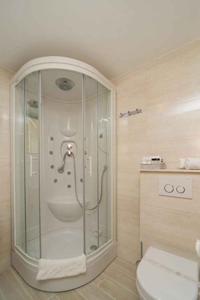 Hotel Biokovo — Hotel rooms in Makarska, Split-Dalmatia