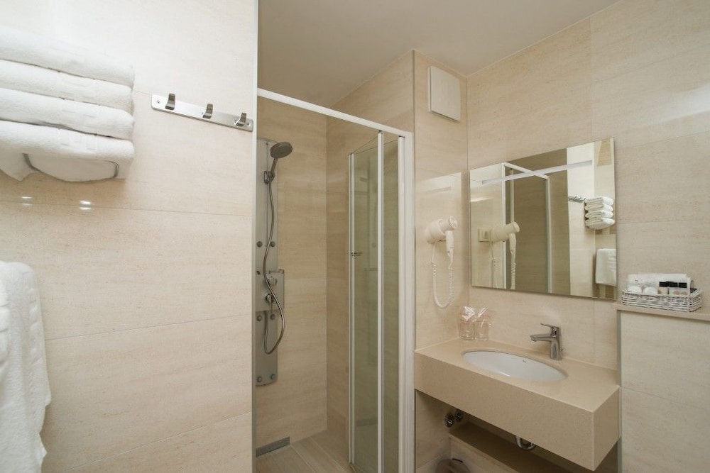 Hotel Biokovo — Hotel rooms in Makarska, Split-Dalmatia