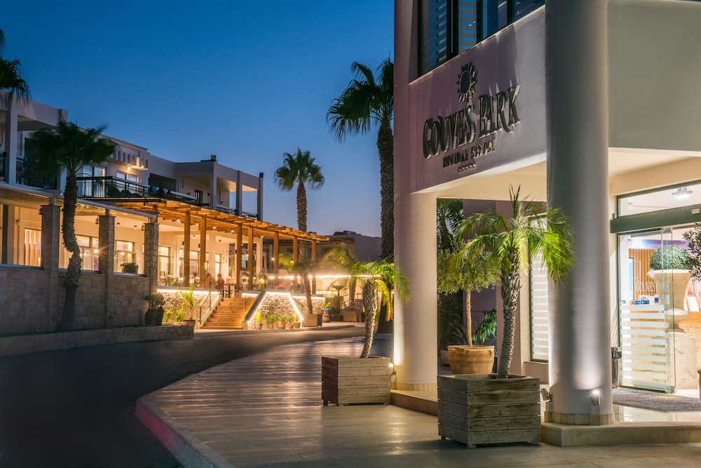 Gouves Water Park Holiday Resort — Hotel building in Gouves