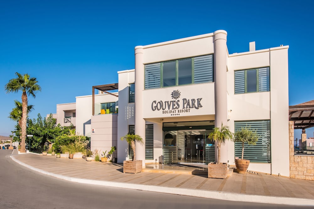 Gouves Water Park Holiday Resort — Hotel building in Gouves