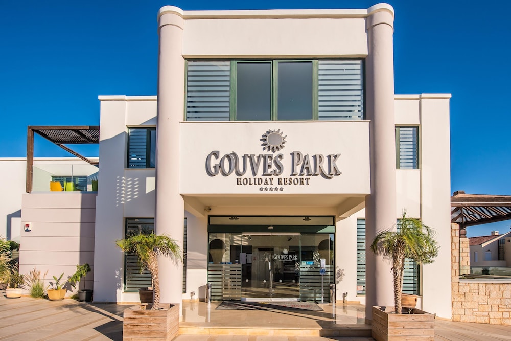 Gouves Water Park Holiday Resort — Hotel building in Gouves