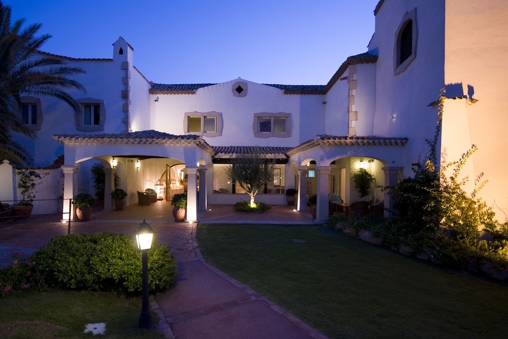 COLONNA GRAND HOTEL CAPO TESTA, a Colonna Luxury Beach Hotel, Santa Teresa Sardegna — Hotel building in Capo Testa, Sardinia