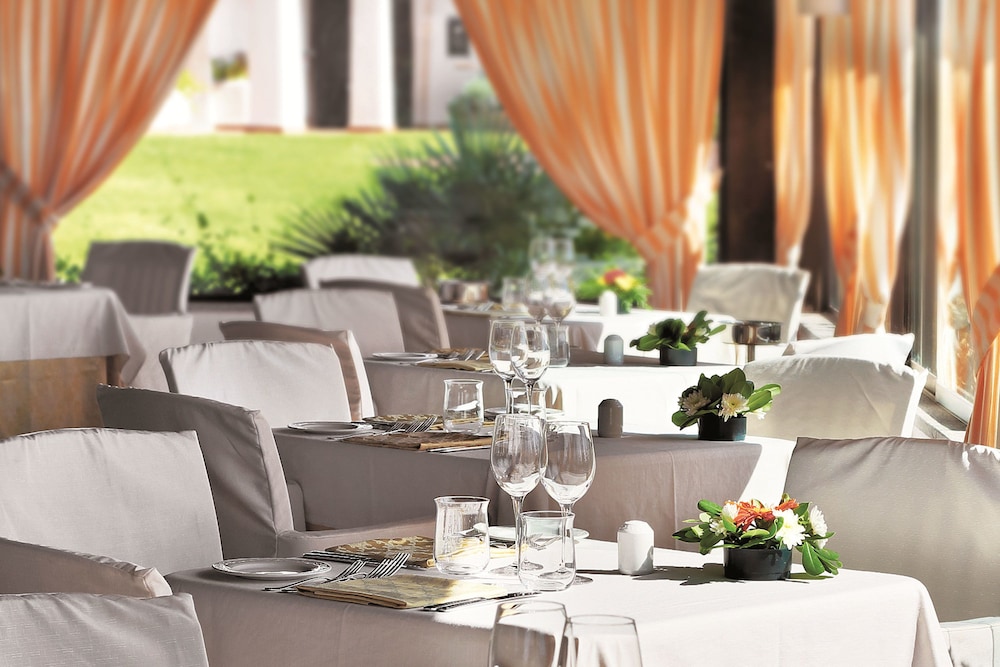 COLONNA GRAND HOTEL CAPO TESTA, a Colonna Luxury Beach Hotel, Santa Teresa Sardegna — Restaurant & bars in Capo Testa, Sardinia