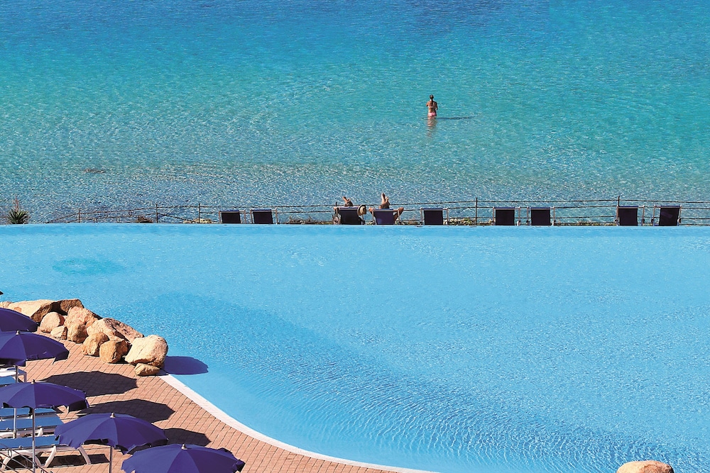 COLONNA GRAND HOTEL CAPO TESTA, a Colonna Luxury Beach Hotel, Santa Teresa Sardegna — Swimming pool in Capo Testa, Sardinia