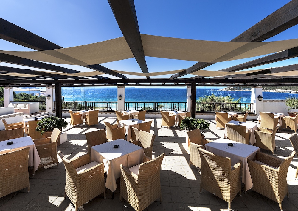 COLONNA GRAND HOTEL CAPO TESTA, a Colonna Luxury Beach Hotel, Santa Teresa Sardegna — Restaurant & bars in Capo Testa, Sardinia