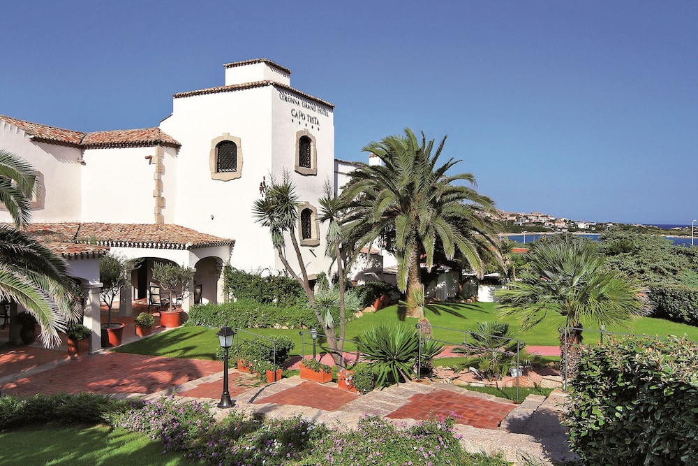 COLONNA GRAND HOTEL CAPO TESTA, a Colonna Luxury Beach Hotel, Santa Teresa Sardegna — Hotel building in Capo Testa, Sardinia