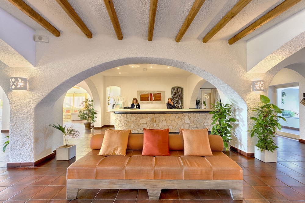 COLONNA GRAND HOTEL CAPO TESTA, a Colonna Luxury Beach Hotel, Santa Teresa Sardegna — Hotel building in Capo Testa, Sardinia