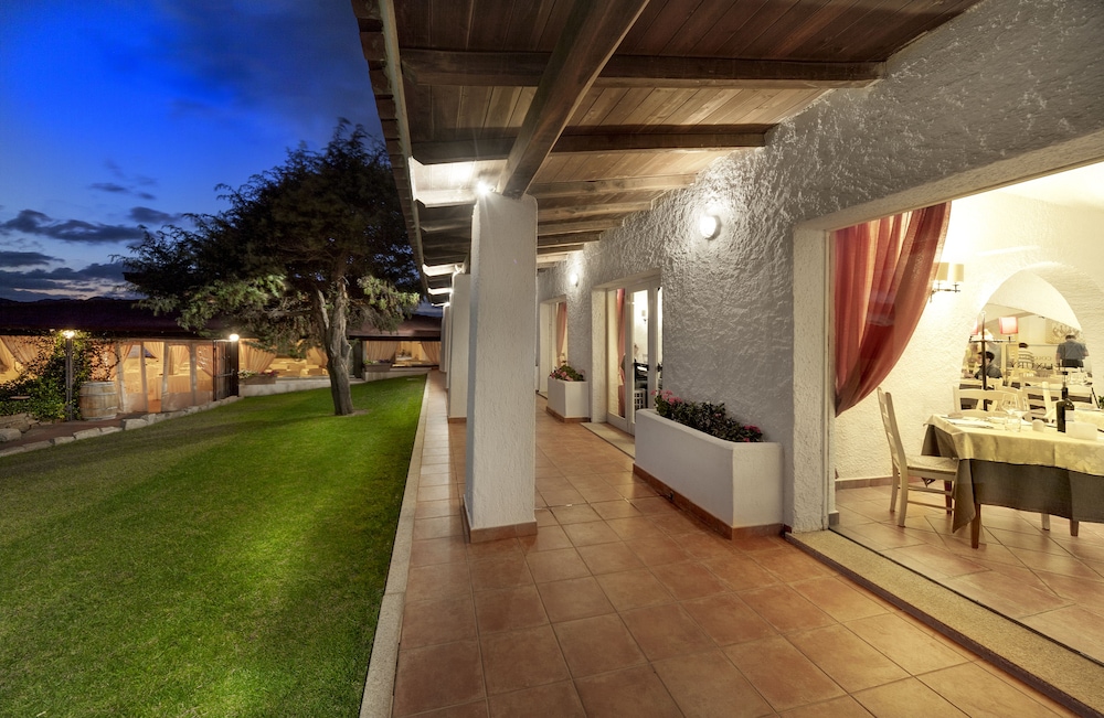 COLONNA GRAND HOTEL CAPO TESTA, a Colonna Luxury Beach Hotel, Santa Teresa Sardegna — Hotel building in Capo Testa, Sardinia