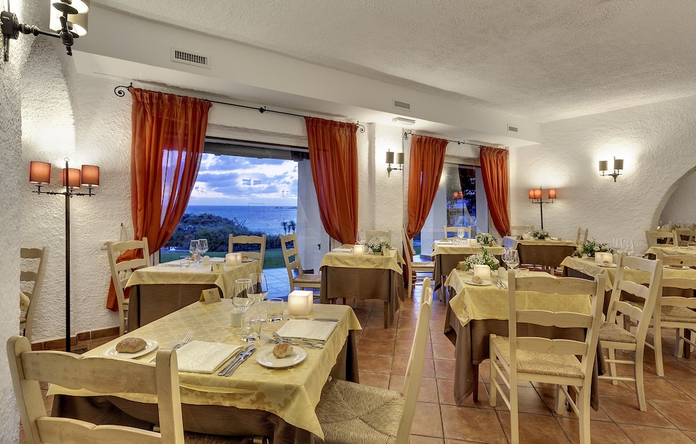 COLONNA GRAND HOTEL CAPO TESTA, a Colonna Luxury Beach Hotel, Santa Teresa Sardegna — Restaurant & bars in Capo Testa, Sardinia