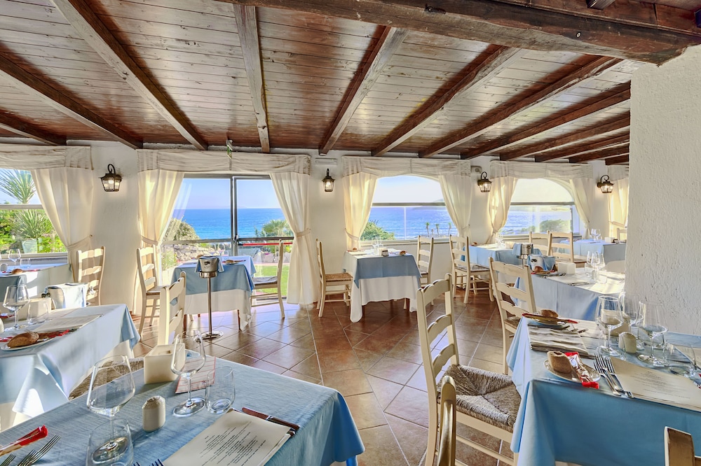 COLONNA GRAND HOTEL CAPO TESTA, a Colonna Luxury Beach Hotel, Santa Teresa Sardegna — Restaurant & bars in Capo Testa, Sardinia