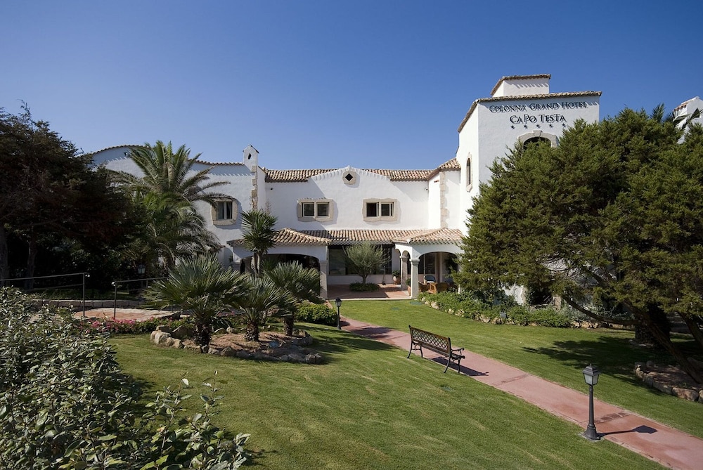 COLONNA GRAND HOTEL CAPO TESTA, a Colonna Luxury Beach Hotel, Santa Teresa Sardegna — Hotel building in Capo Testa, Sardinia