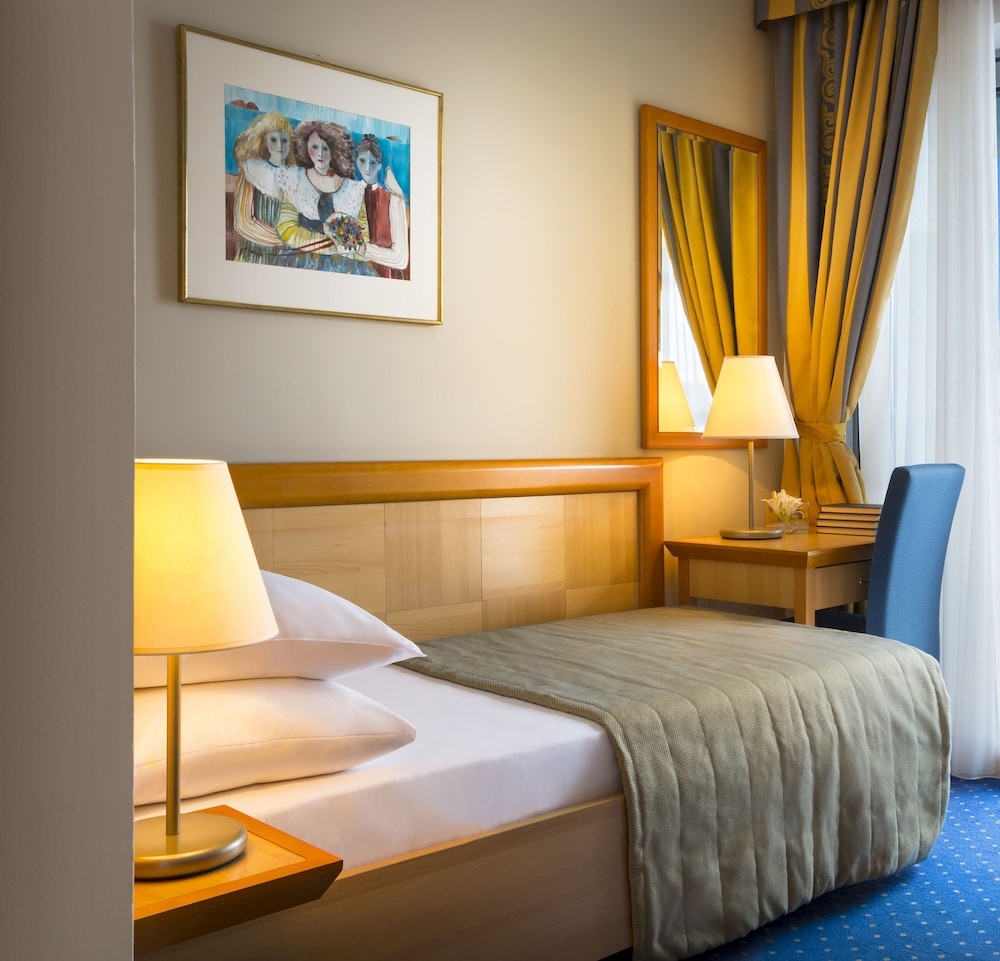 Aminess Vival Grand Azur Hotel — Hotel rooms in Orebić, Dubrovnik-Neretva
