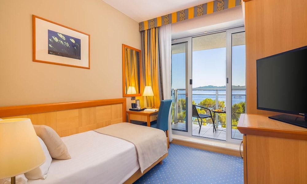 Aminess Vival Grand Azur Hotel — Hotel rooms in Orebić, Dubrovnik-Neretva