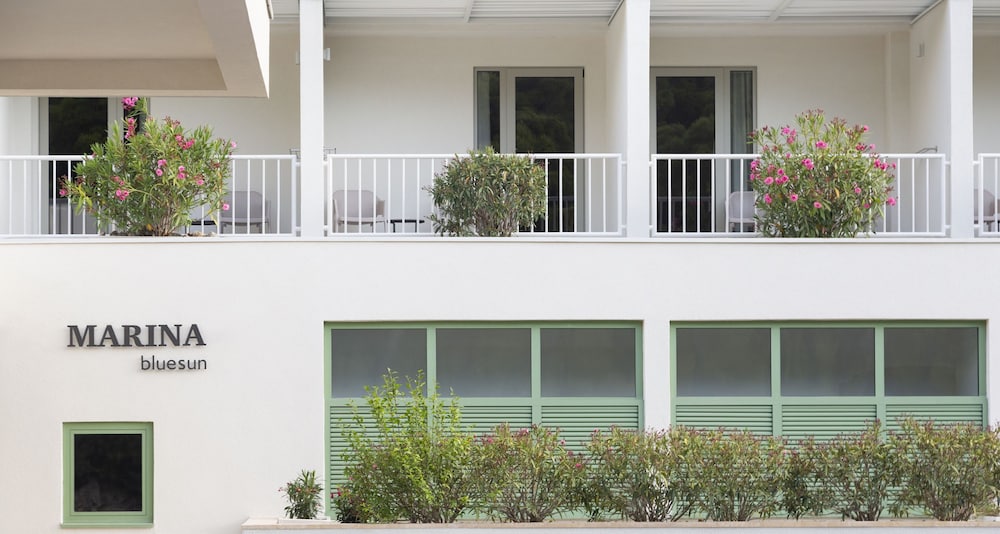 Bluesun Hotel Marina — Hotel building in Brela, Split-Dalmatia