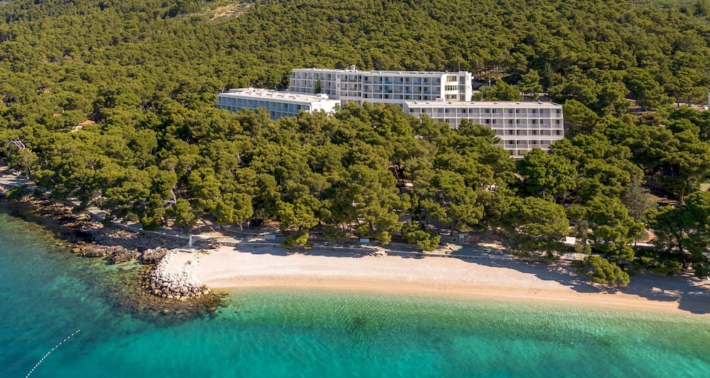 Bluesun Hotel Marina — Hotel building in Brela, Split-Dalmatia
