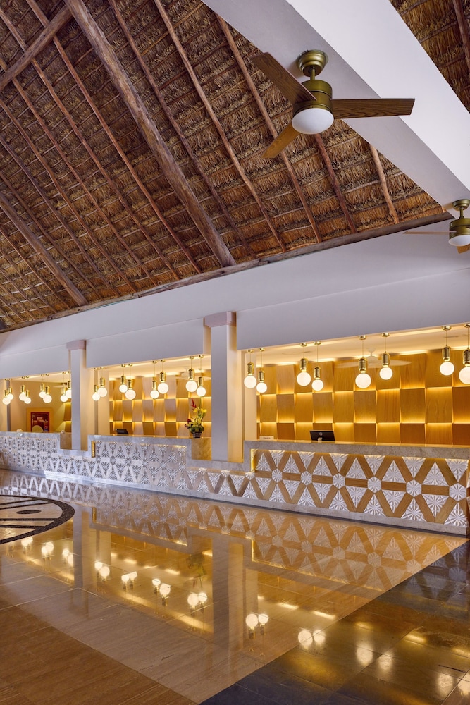 Grand Palladium White Sand Resort & Spa All Inclusive — Hotel building in Xetna, Quintana Roo